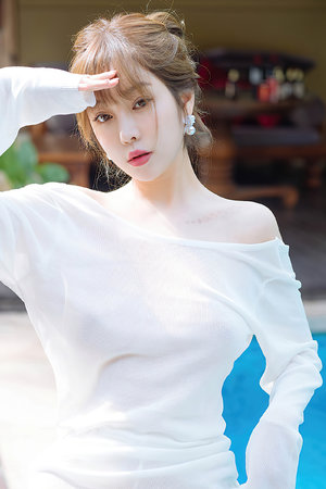 扒开她的小缝尿用鞭子打